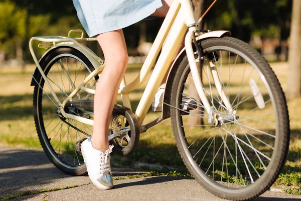 Chica descansando en el parque con bicicleta — Foto de Stock