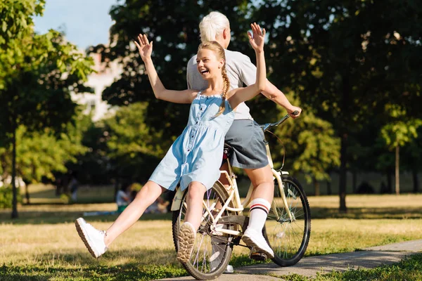 Ragazza seduta sul sedile posteriore della bicicletta — Foto Stock