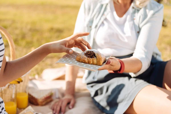 Mulher dando sua neta croissant — Fotografia de Stock