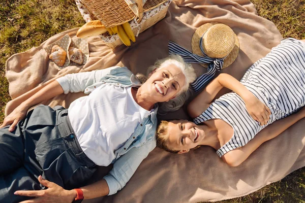 Жінка і її онука лежать на ковдрі — стокове фото