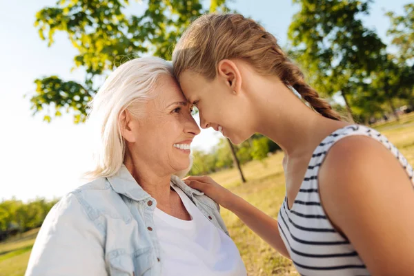 Woman and her granddaughter in the park — Stock Photo, Image