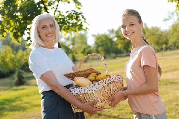 Frau und Enkelin mit Picknickkorb — Stockfoto