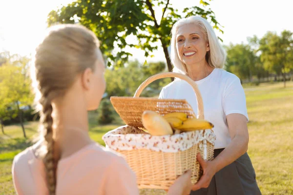 Mujer va a hacer un picnic con su nieta — Foto de Stock