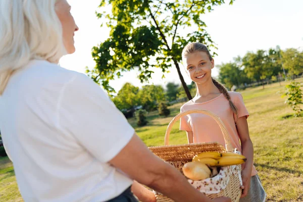 Chica y su abuelita va a tener un picnic — Foto de Stock