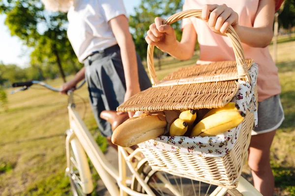 Picnic basket in hands of a young girl — Stock Photo, Image