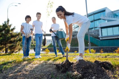 kadın kazma yere gülümseyen