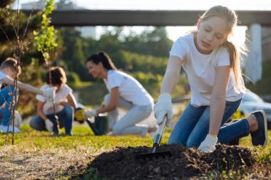 Dikim için komisyon kullanarak dikkatli çocuk