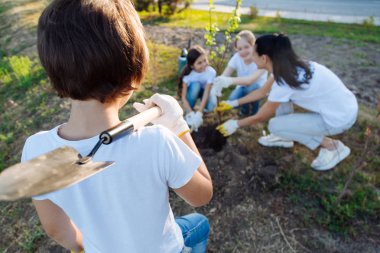 Geri gencin holding küreği görüntülemek 