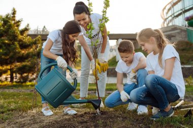 Gülümseyen kadın onu dizine yaslanmış