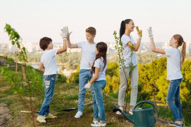 Memnun gönüllü onların projenin sonuna kutluyor