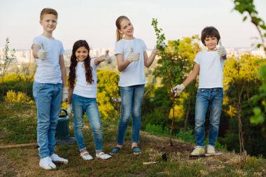 Mutlu çocuk bir kuyrukta