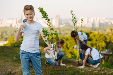 Kürek omzuna koyarak boy gülümseyerek