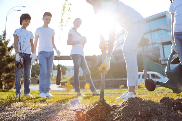 Kvinde forbereder jord til plantning - Stock-foto