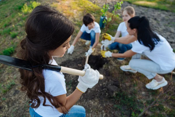 Voluntario sosteniendo plantones — Foto de Stock