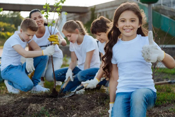 Pupilas plantando árbol joven —  Fotos de Stock