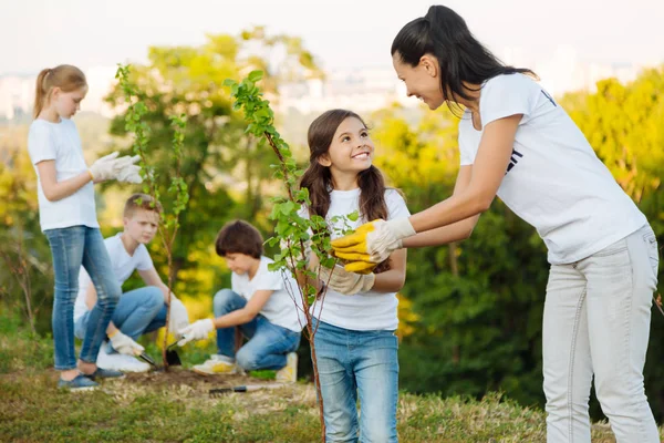 Charmantes Kind zeigt ihrem Führer freundliches Lächeln — Stockfoto