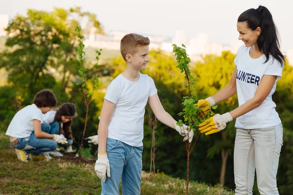 Yakışıklı çocuk onun genç öğretmen yardım