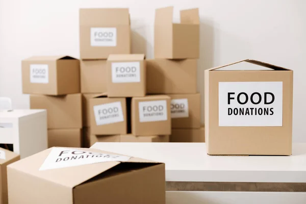 Cajas grises con comida para los necesitados — Foto de Stock