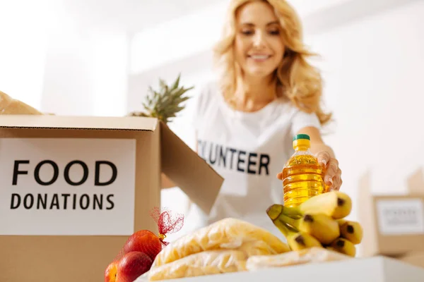 Mujer recogiendo donaciones para las personas — Foto de Stock