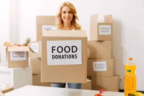 Kvinna att samla in donationer för personer — Stockfoto