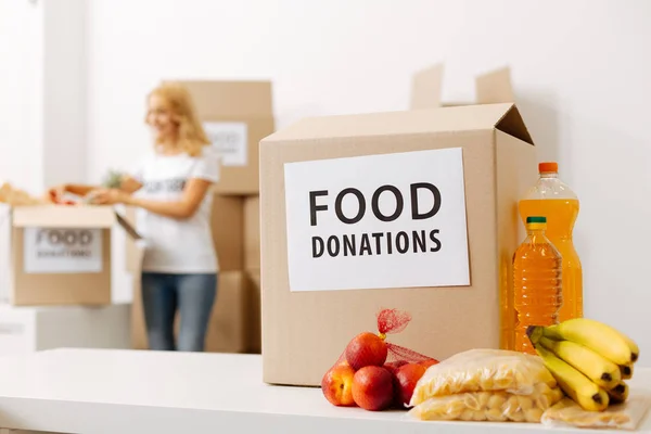 Mujer recogiendo donaciones para las personas — Foto de Stock