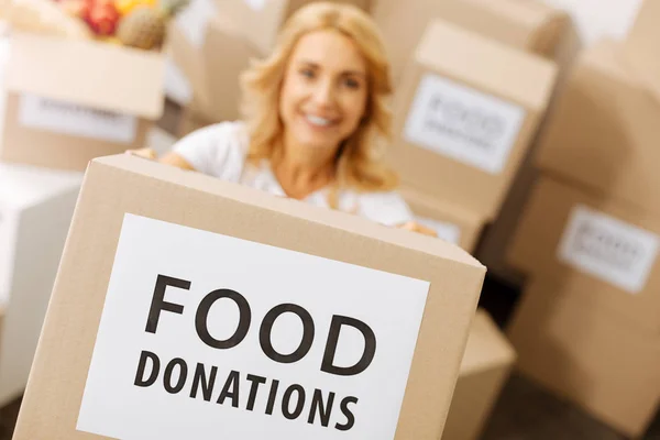 Mujer recogiendo donaciones para las personas — Foto de Stock