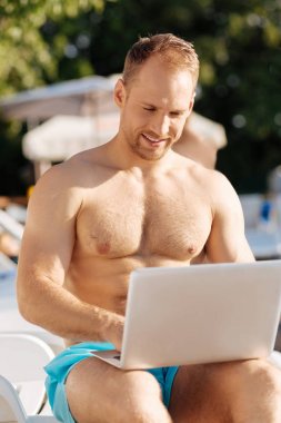 Yakışıklı işadamı onun laptop havuzu yakınındaki çalışma