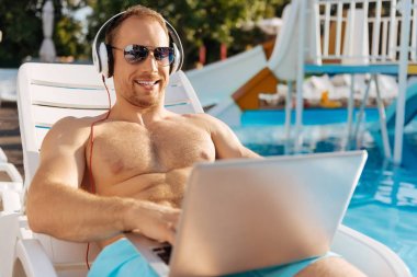 Neşeli adam sosyal ağlar arkadaşlarıyla sohbet