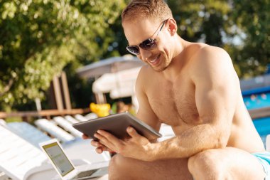 İyimser adam tablet bir video izlerken