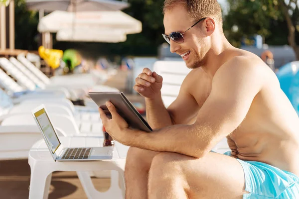 Neşeli adam onun tablet üzerinde video aramasý yapma