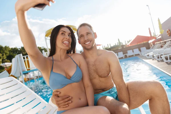 Cheerful couple making funny selfies on vacation — Stock Photo, Image
