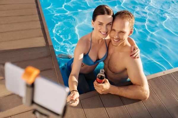 Feliz pareja tomando selfies en la piscina — Foto de Stock