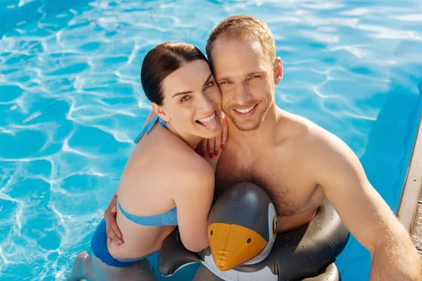 Vista superior de la alegre pareja sonriendo a la cámara — Foto de Stock