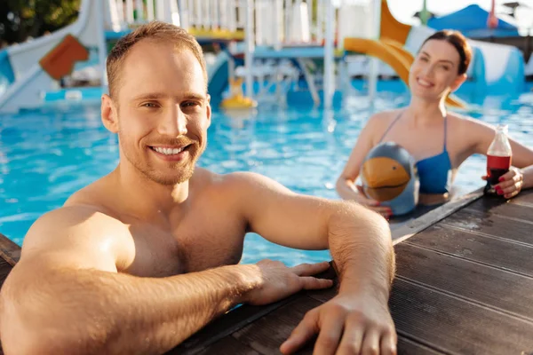 Jeune homme et sa femme se détendre dans une piscine — Photo