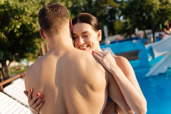 Mujer feliz abrazando a su marido en el resort — Foto de Stock