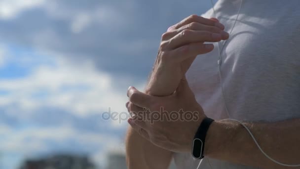 Hombre mayor encorvando sus manos al aire libre — Vídeos de Stock