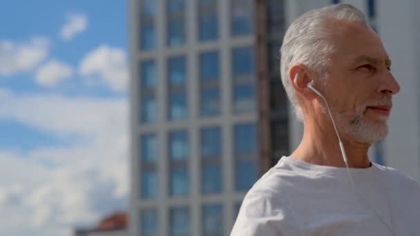Pozitivní starší muž poslechu hudby — Stock video