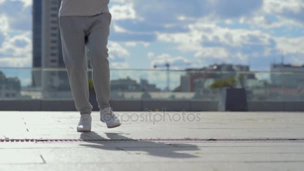 Dopasowanie starszy mężczyzna odpoczynek po joggingu — Wideo stockowe