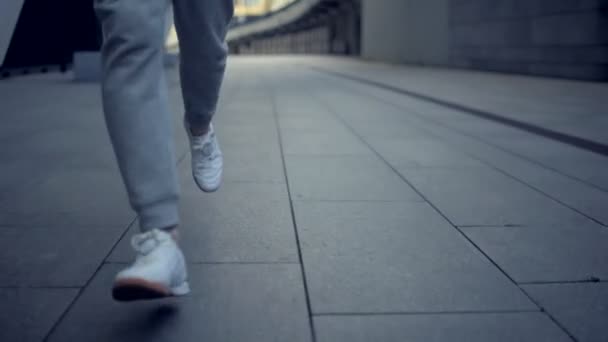 Bajo ángulo de hombre deportivo corriendo en la ciudad — Vídeos de Stock