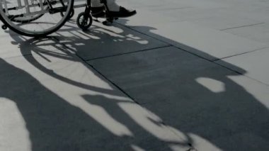 Yararlı adam tekerlekli farklı engelsiz kişi ile iterek