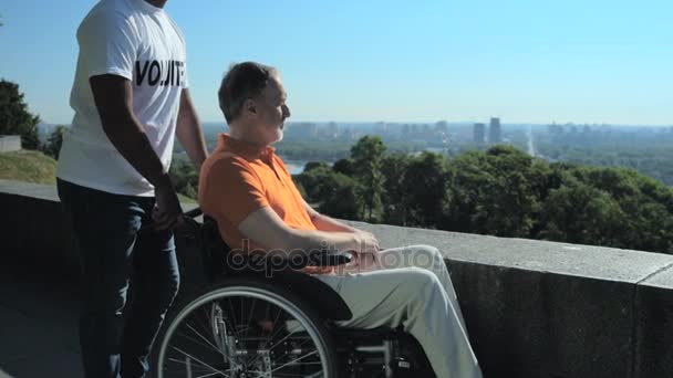 Encantado homem com rodas desfrutando da vista sobre a cidade — Vídeo de Stock