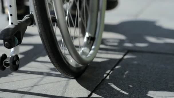 Blick aus dem niedrigen Winkel auf einen behinderten Mann im Rollstuhl