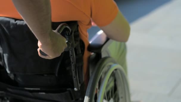 Bra vårdgivare driver en wheelchaired man — Stockvideo