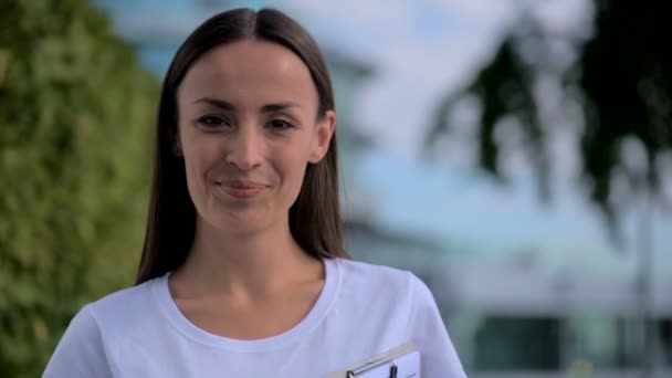 Açık havada duran pozitif sosyal görevli — Stok video