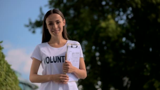 Volontaire joyeuse debout dans le parc — Video