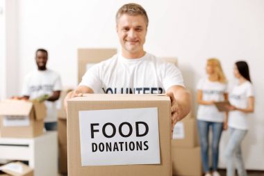 Nazik çalışkan adama yiyecek toplama malzemeleri