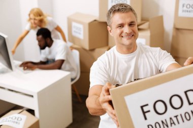 Fedakar takdire şayan beyefendi sadaka dahil