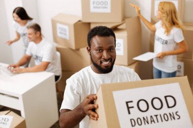 Güzel takdire şayan adam kutuları sevkiyat için hazırlanıyor