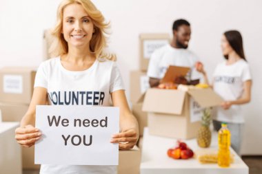 İyi bir amaç için çalışan samimi kadın açık fikirli