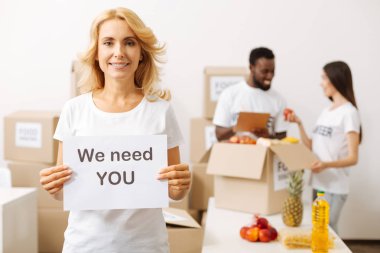 Herkes iyi bir şey yapmaya motive etkin zarif kadın